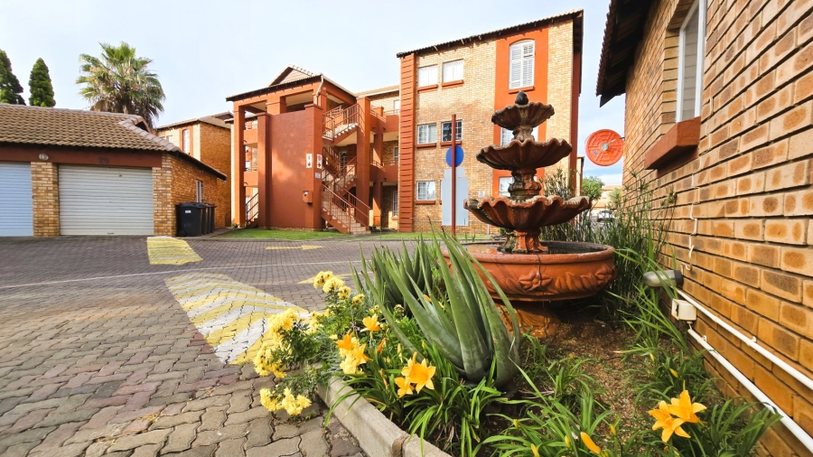2 Bedroom Property for Sale in Die Hoewes Gauteng