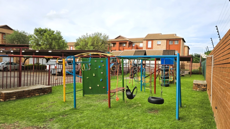 2 Bedroom Property for Sale in Die Hoewes Gauteng