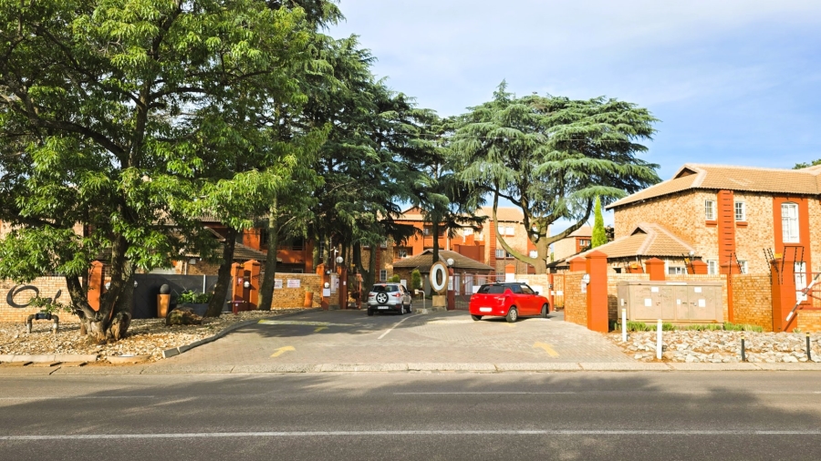 2 Bedroom Property for Sale in Die Hoewes Gauteng