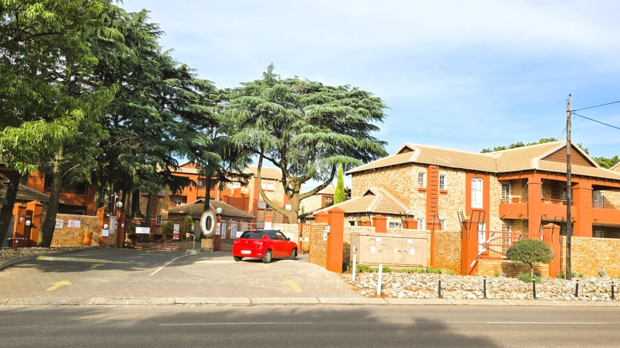 2 Bedroom Property for Sale in Die Hoewes Gauteng
