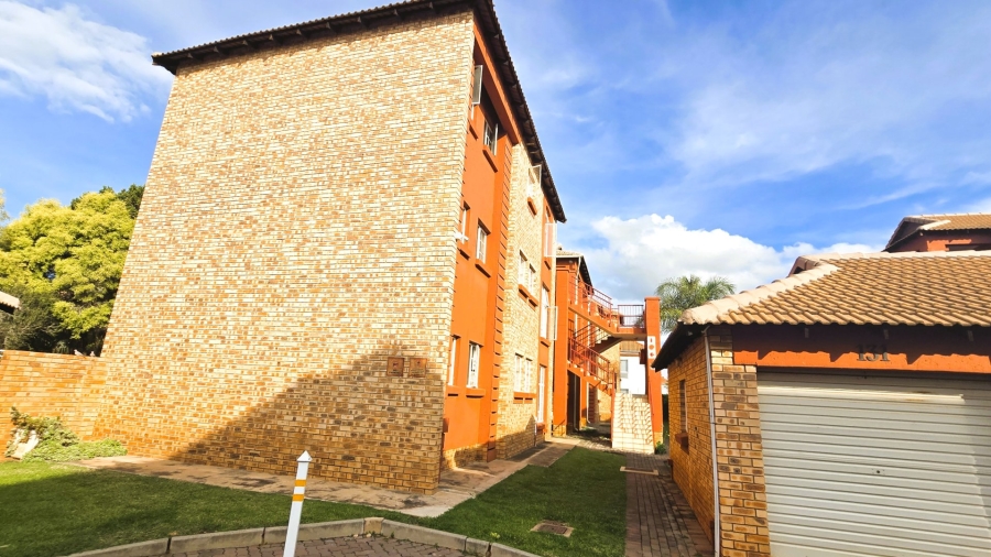 2 Bedroom Property for Sale in Die Hoewes Gauteng