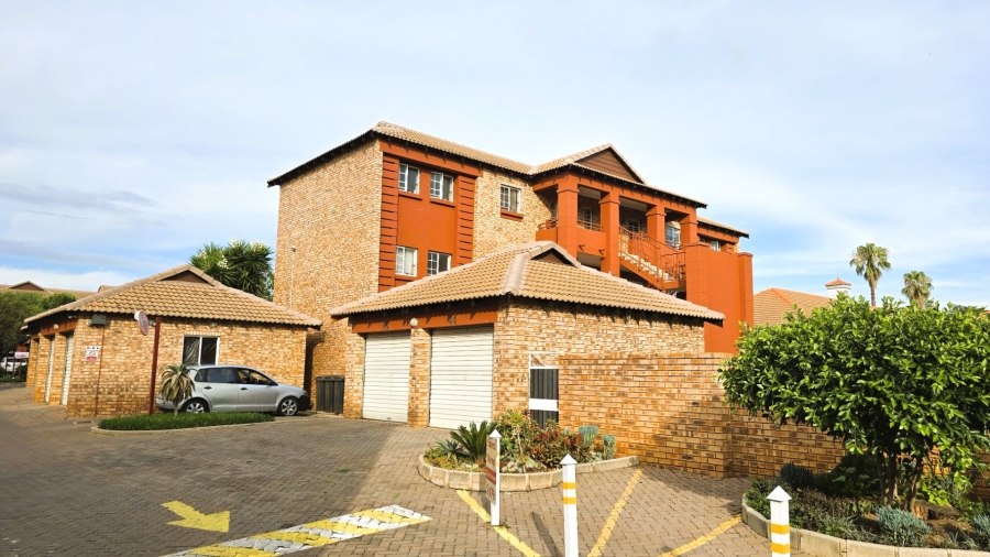 2 Bedroom Property for Sale in Die Hoewes Gauteng