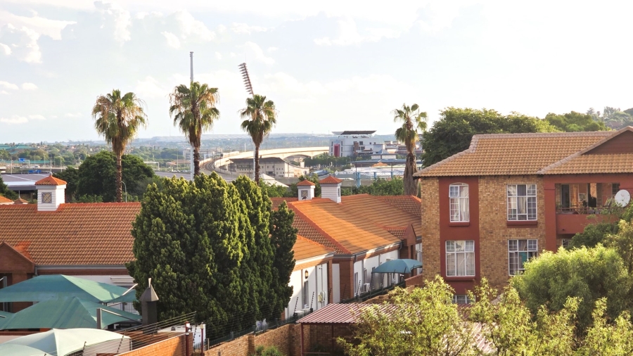 2 Bedroom Property for Sale in Die Hoewes Gauteng