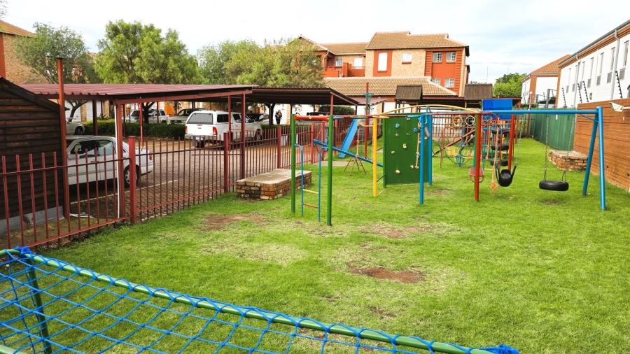 2 Bedroom Property for Sale in Die Hoewes Gauteng