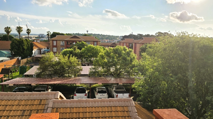 2 Bedroom Property for Sale in Die Hoewes Gauteng