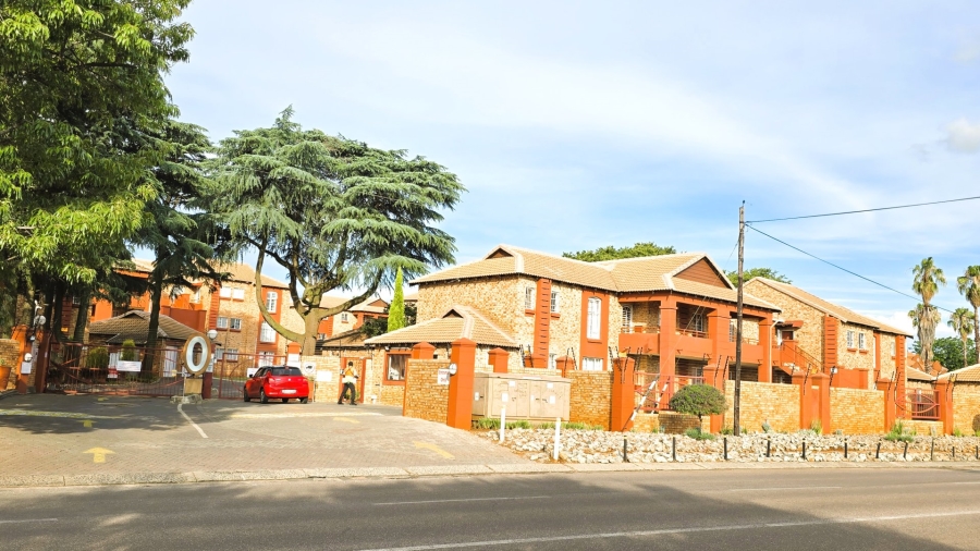 2 Bedroom Property for Sale in Die Hoewes Gauteng