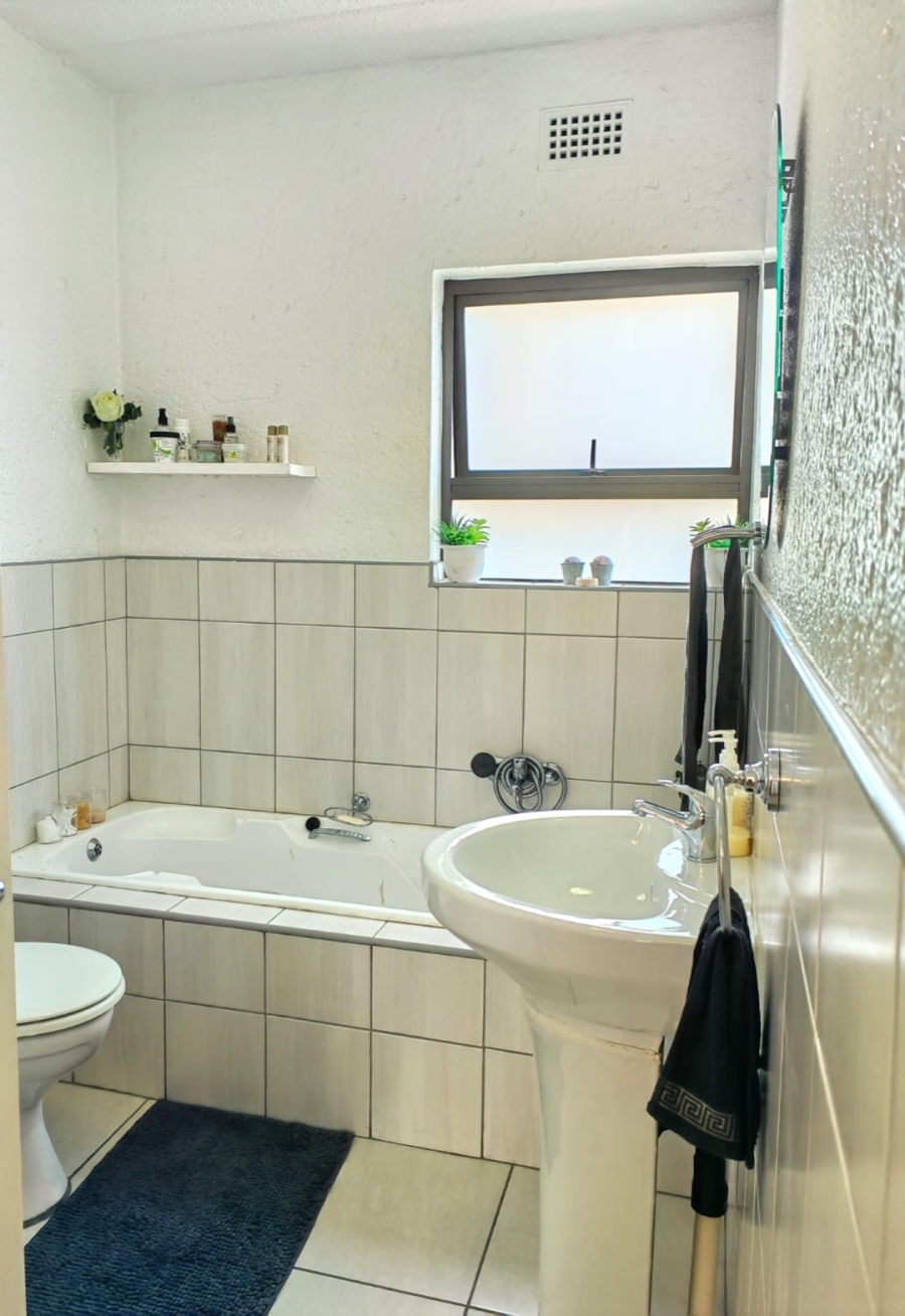 To Let 3 Bedroom Property for Rent in Lakefield Gauteng