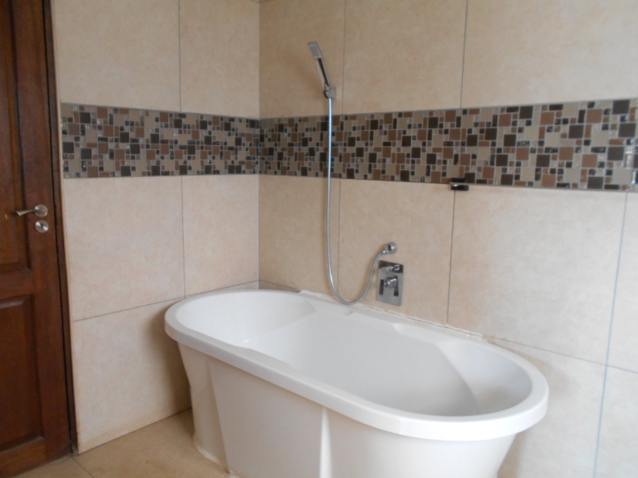 To Let 5 Bedroom Property for Rent in Monavoni Gauteng