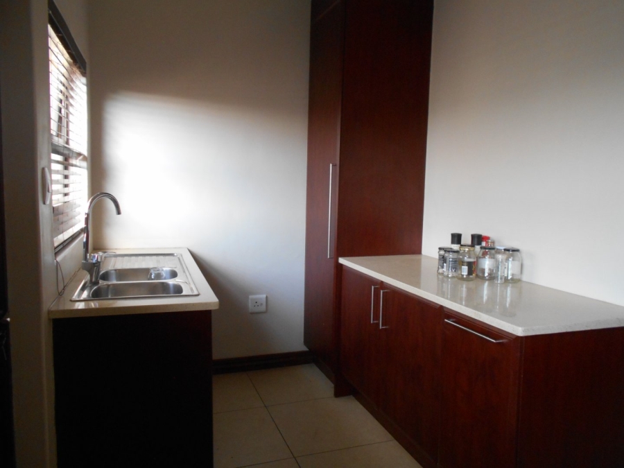 To Let 5 Bedroom Property for Rent in Monavoni Gauteng