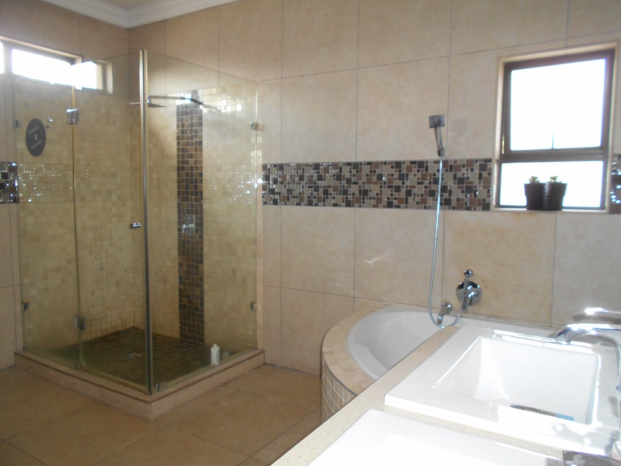 To Let 5 Bedroom Property for Rent in Monavoni Gauteng