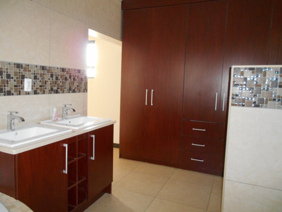 To Let 5 Bedroom Property for Rent in Monavoni Gauteng