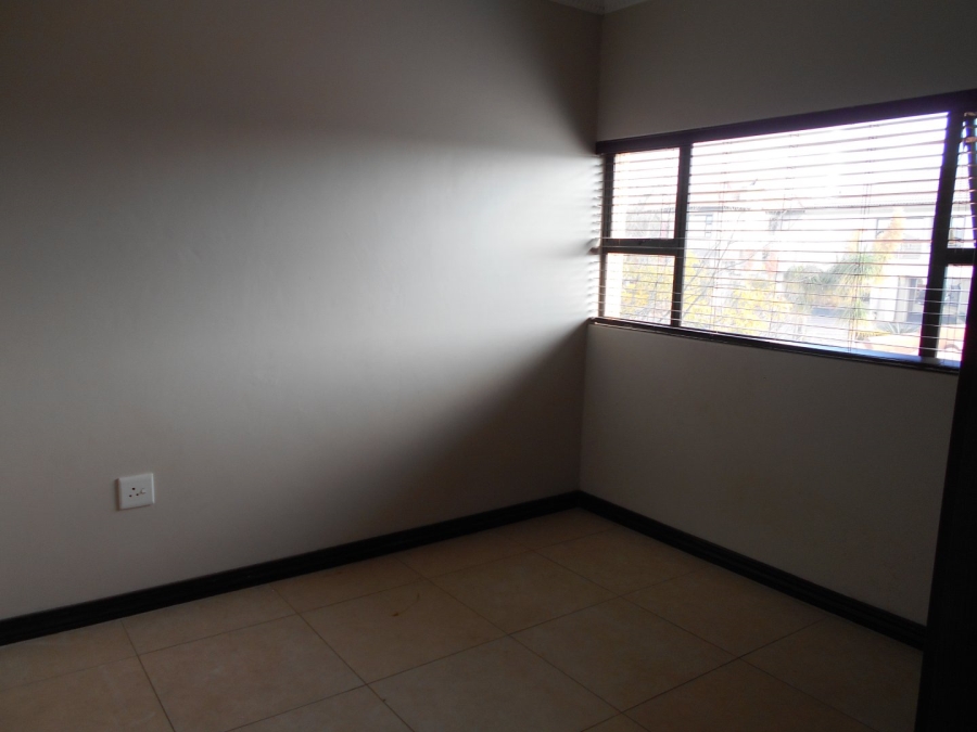 To Let 5 Bedroom Property for Rent in Monavoni Gauteng