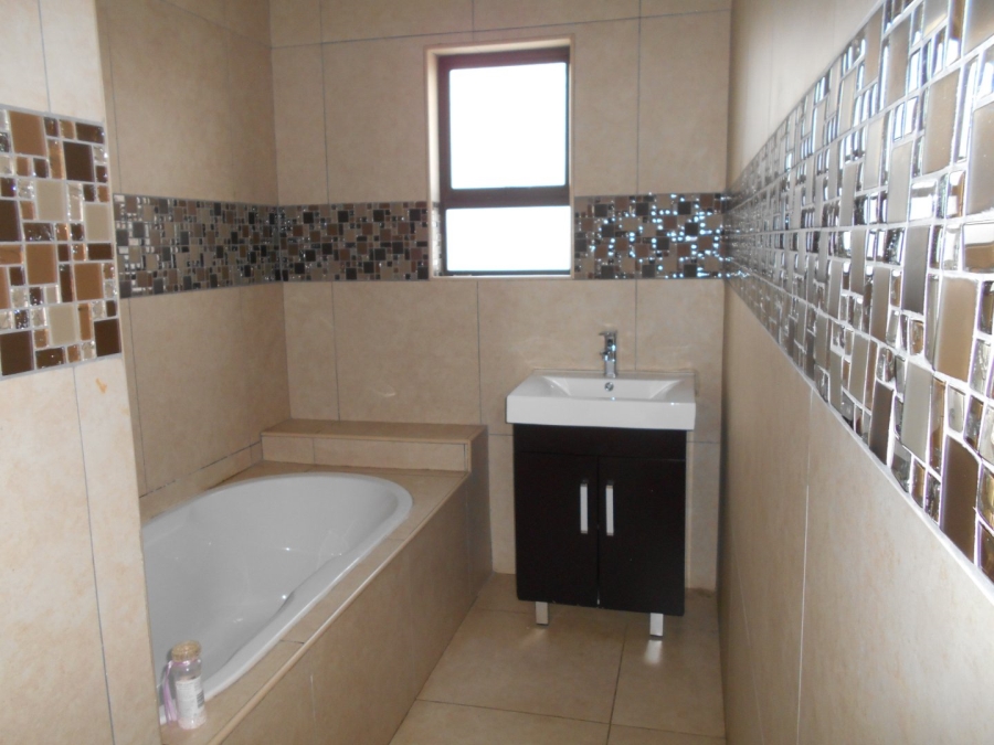 To Let 5 Bedroom Property for Rent in Monavoni Gauteng