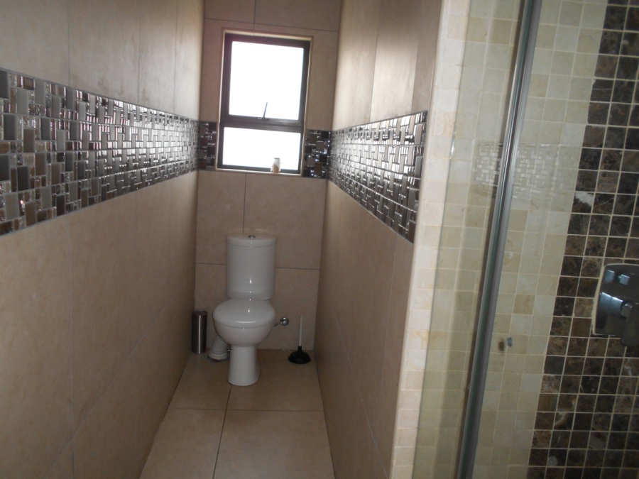 To Let 5 Bedroom Property for Rent in Monavoni Gauteng