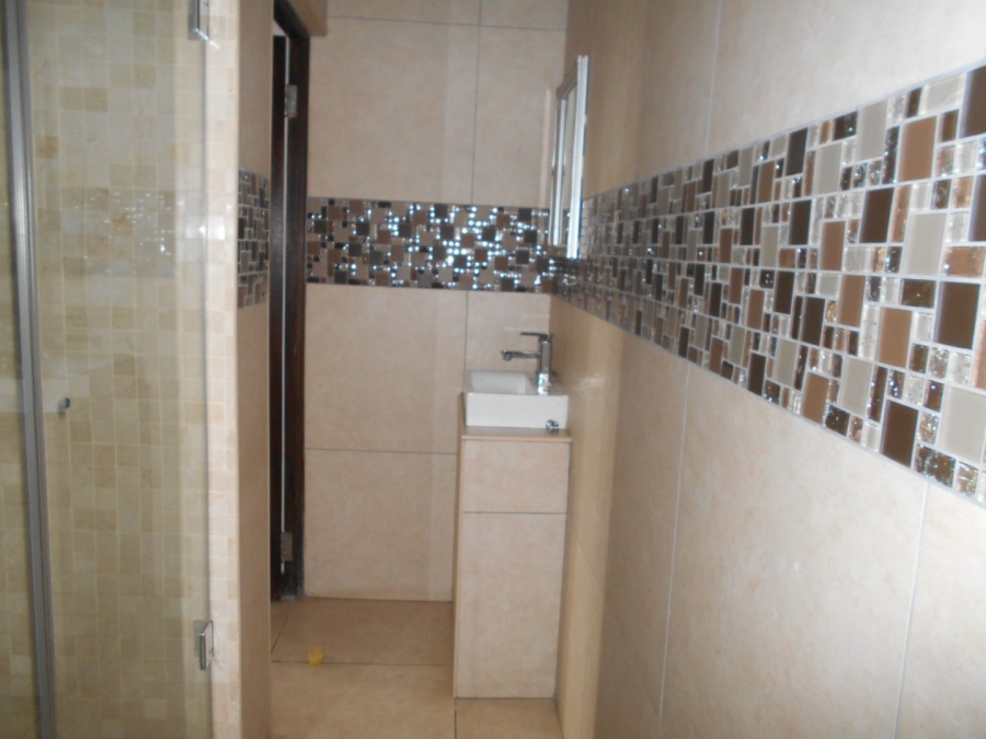 To Let 5 Bedroom Property for Rent in Monavoni Gauteng
