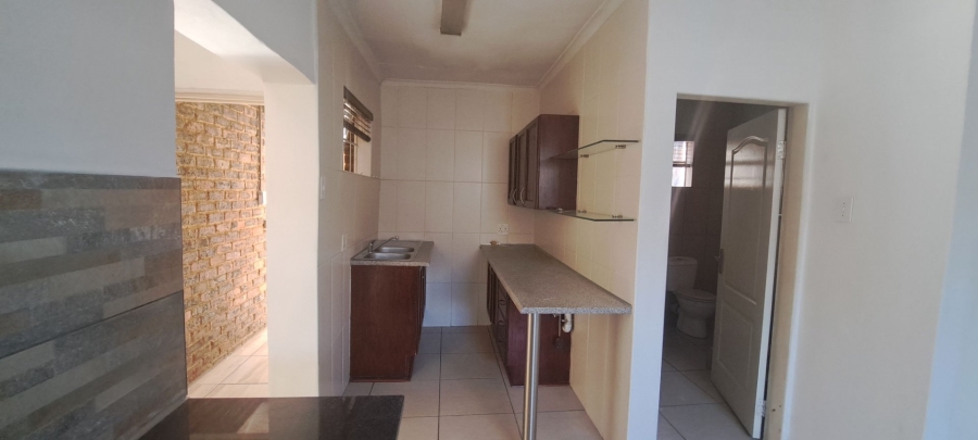 To Let 2 Bedroom Property for Rent in Essexwold Gauteng