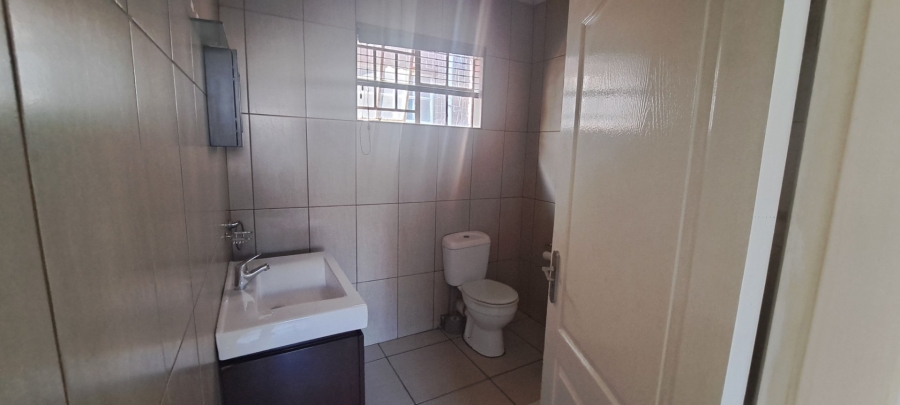 To Let 2 Bedroom Property for Rent in Essexwold Gauteng