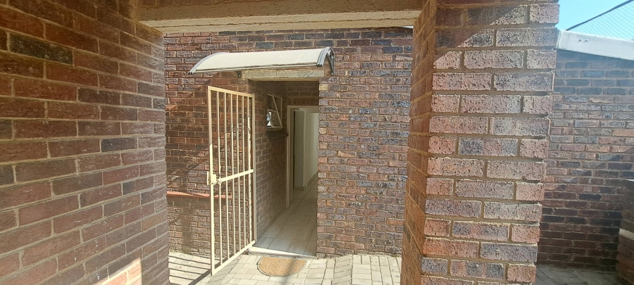 To Let 2 Bedroom Property for Rent in Essexwold Gauteng