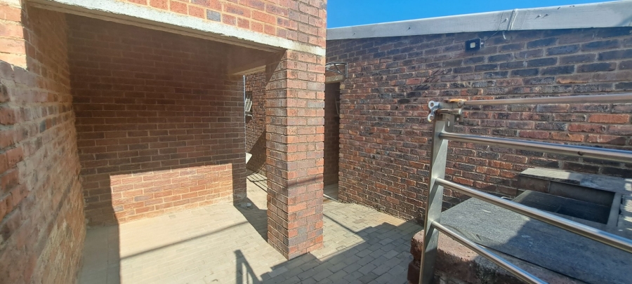 To Let 2 Bedroom Property for Rent in Essexwold Gauteng