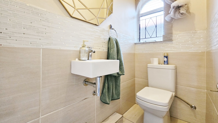 3 Bedroom Property for Sale in Three Rivers Proper Gauteng