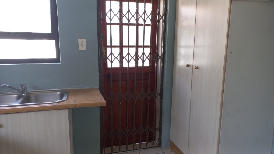 To Let 2 Bedroom Property for Rent in Ridgeway Gauteng