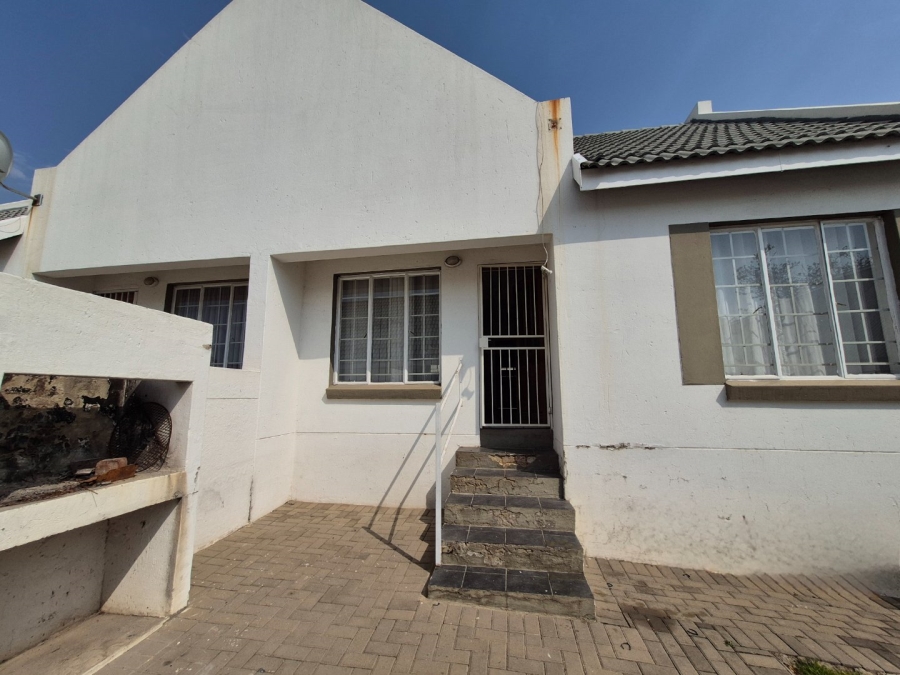 2 Bedroom Property for Sale in Kosmosdal Gauteng