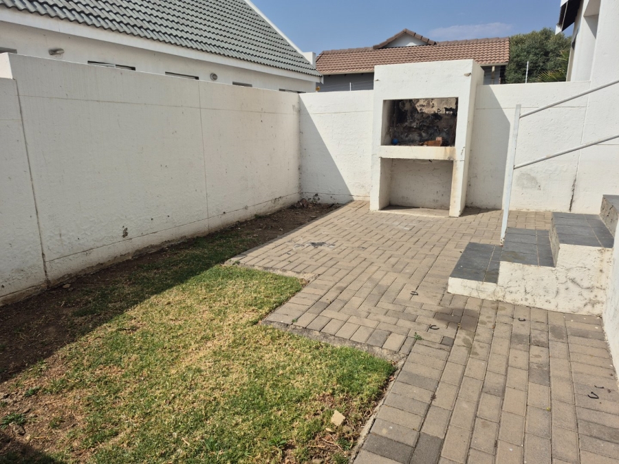 2 Bedroom Property for Sale in Kosmosdal Gauteng