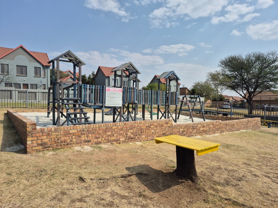 2 Bedroom Property for Sale in Kosmosdal Gauteng