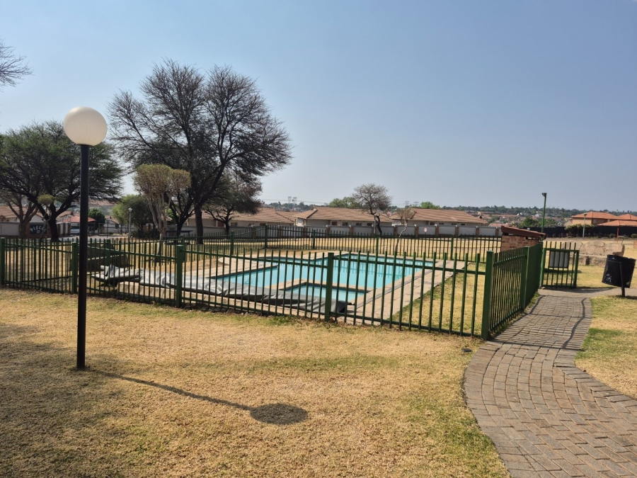2 Bedroom Property for Sale in Kosmosdal Gauteng