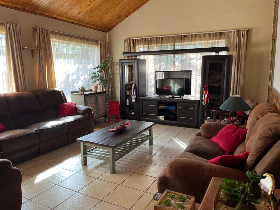 To Let 4 Bedroom Property for Rent in Theresa Park Gauteng