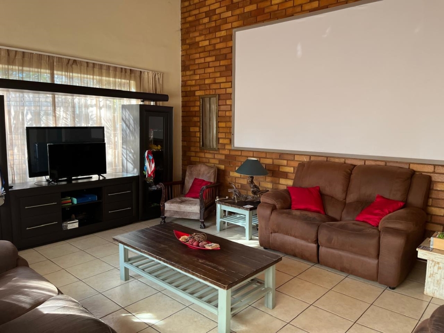 To Let 4 Bedroom Property for Rent in Theresa Park Gauteng