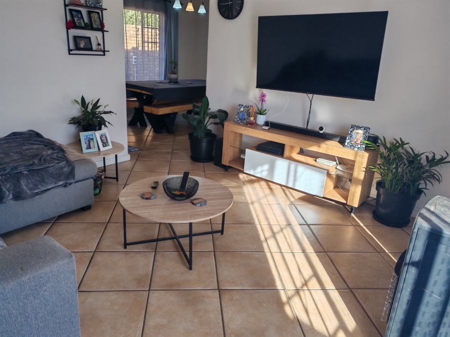 2 Bedroom Property for Sale in Rooihuiskraal North Gauteng
