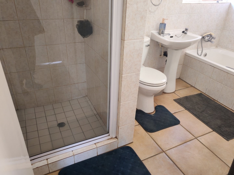 2 Bedroom Property for Sale in Rooihuiskraal North Gauteng
