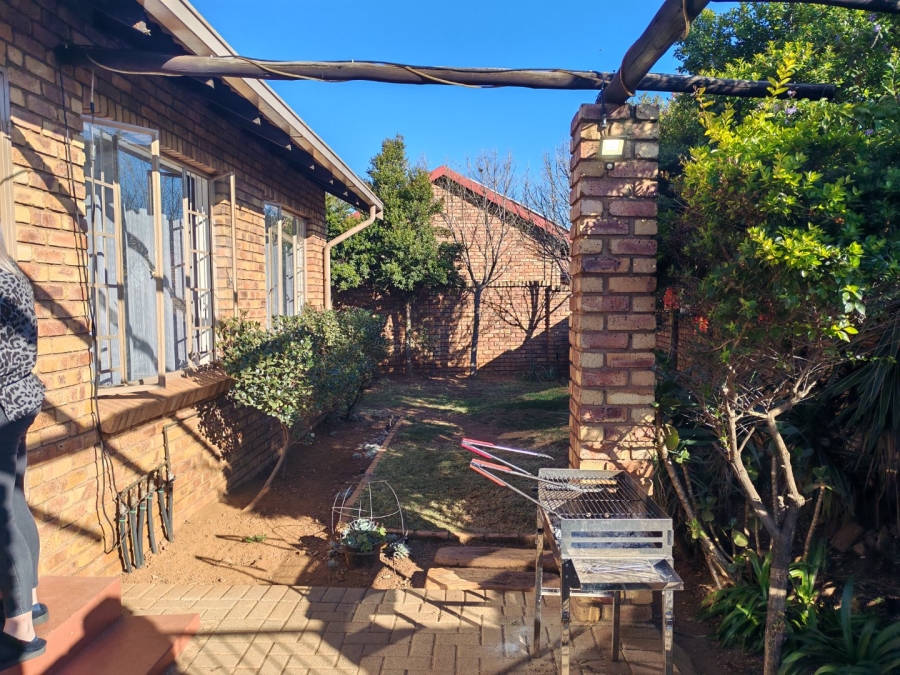 2 Bedroom Property for Sale in Rooihuiskraal North Gauteng