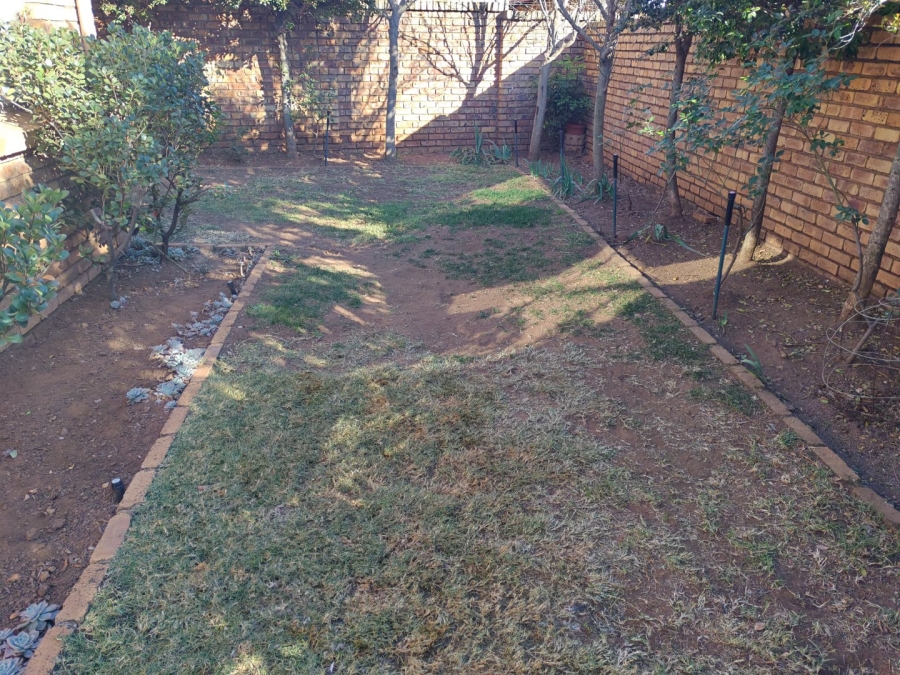2 Bedroom Property for Sale in Rooihuiskraal North Gauteng