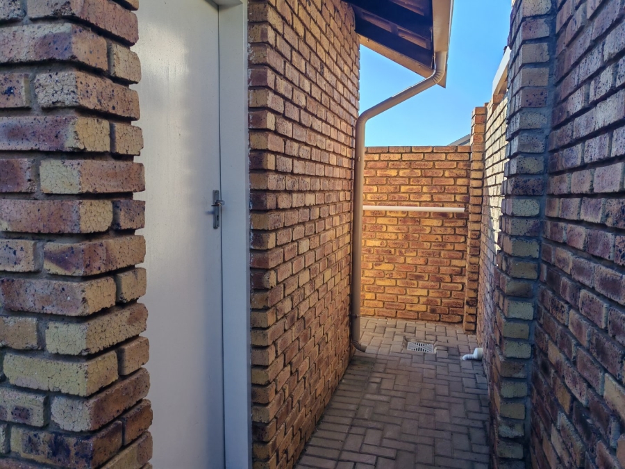 2 Bedroom Property for Sale in Rooihuiskraal North Gauteng
