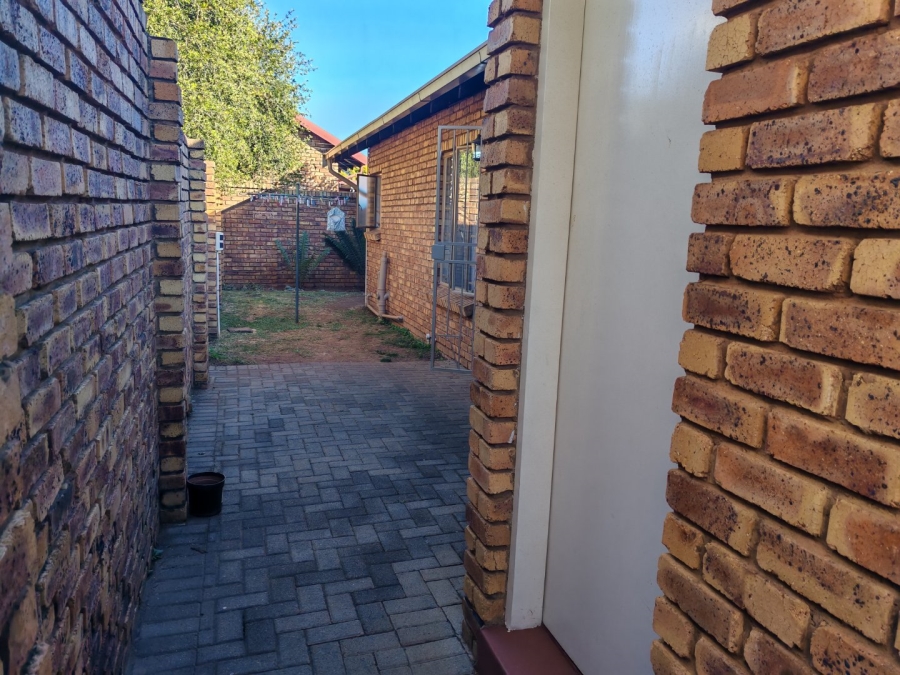 2 Bedroom Property for Sale in Rooihuiskraal North Gauteng
