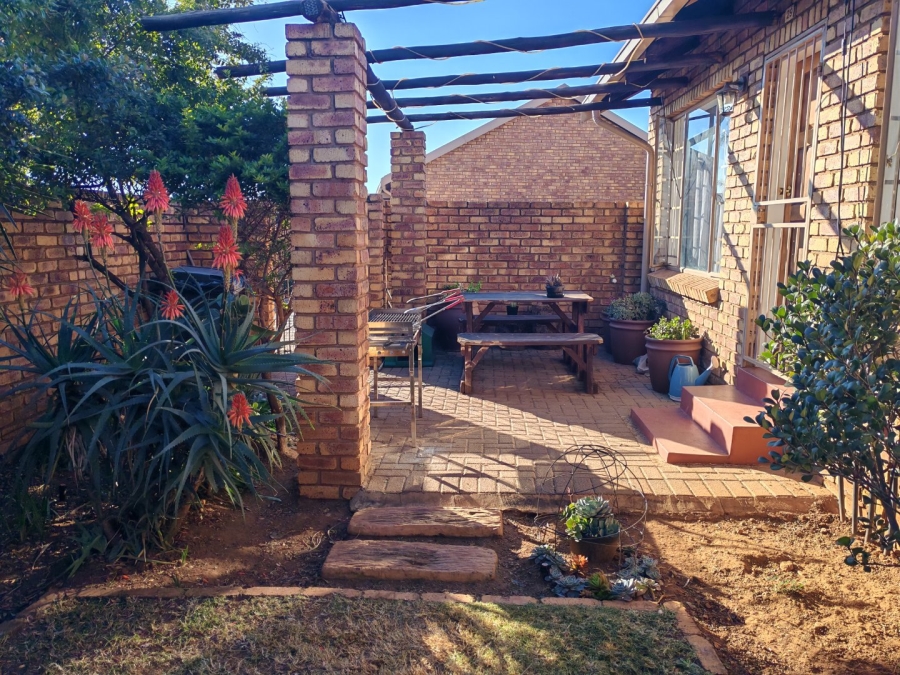 2 Bedroom Property for Sale in Rooihuiskraal North Gauteng