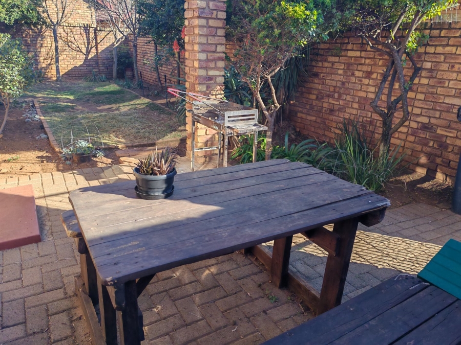 2 Bedroom Property for Sale in Rooihuiskraal North Gauteng