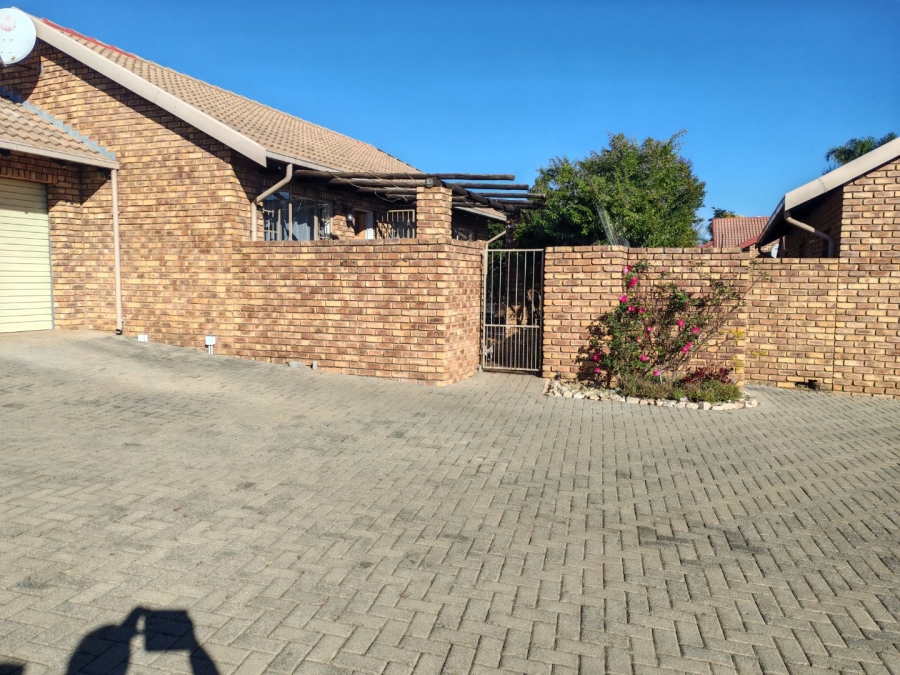 2 Bedroom Property for Sale in Rooihuiskraal North Gauteng