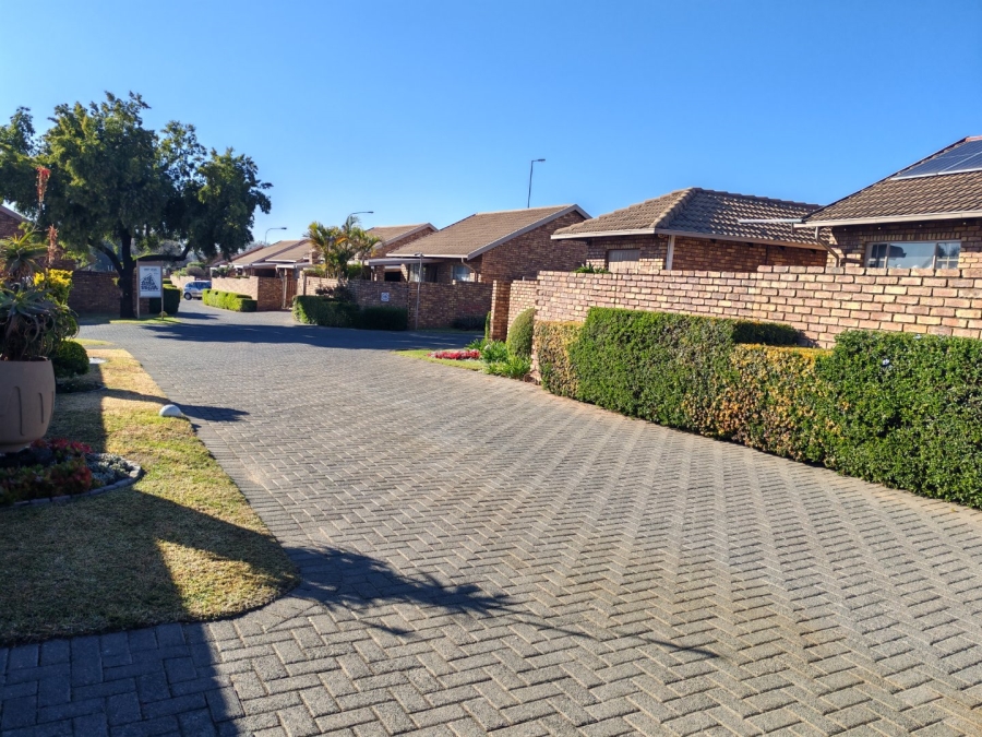 2 Bedroom Property for Sale in Rooihuiskraal North Gauteng