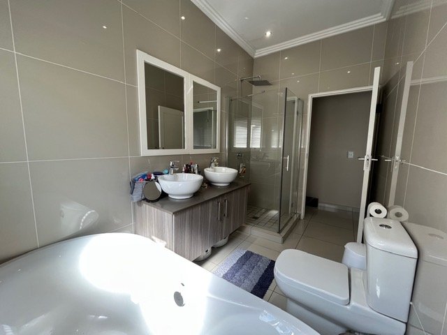 3 Bedroom Property for Sale in Barbeque Downs Gauteng