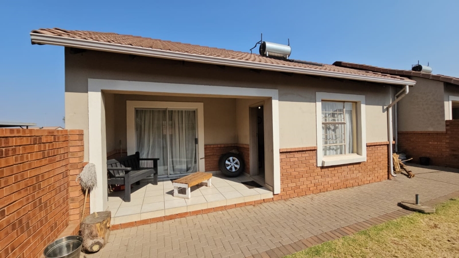 3 Bedroom Property for Sale in Monavoni Gauteng