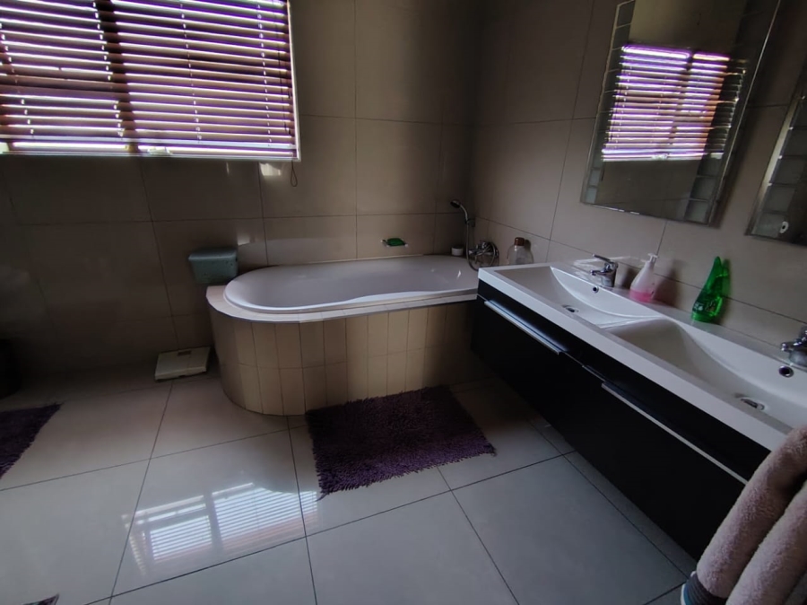 4 Bedroom Property for Sale in Stone Ridge Gauteng