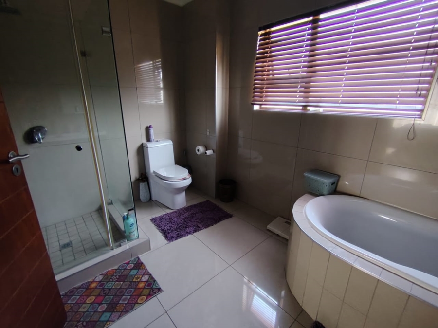 4 Bedroom Property for Sale in Stone Ridge Gauteng