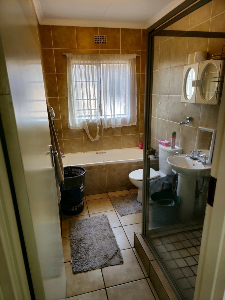 2 Bedroom Property for Sale in Sonneveld Gauteng