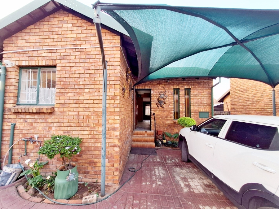 2 Bedroom Property for Sale in Heuweloord Gauteng