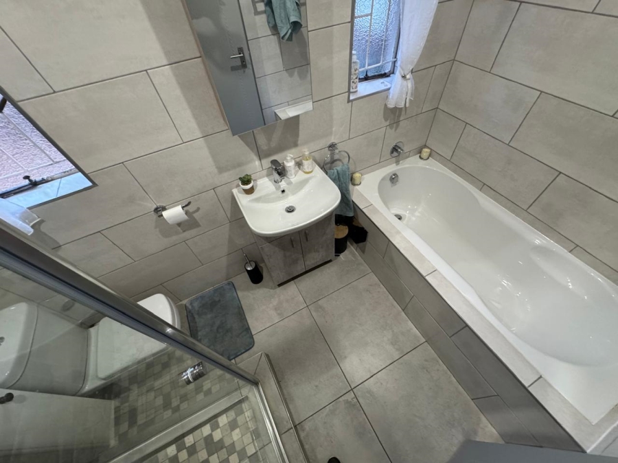 4 Bedroom Property for Sale in Eldoraigne Gauteng