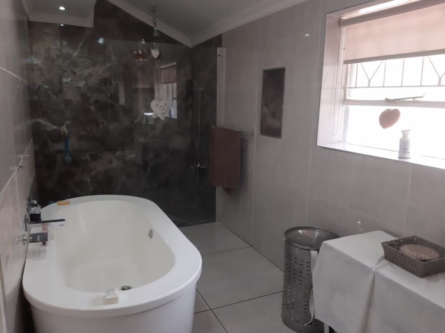 4 Bedroom Property for Sale in Bramley North Gauteng