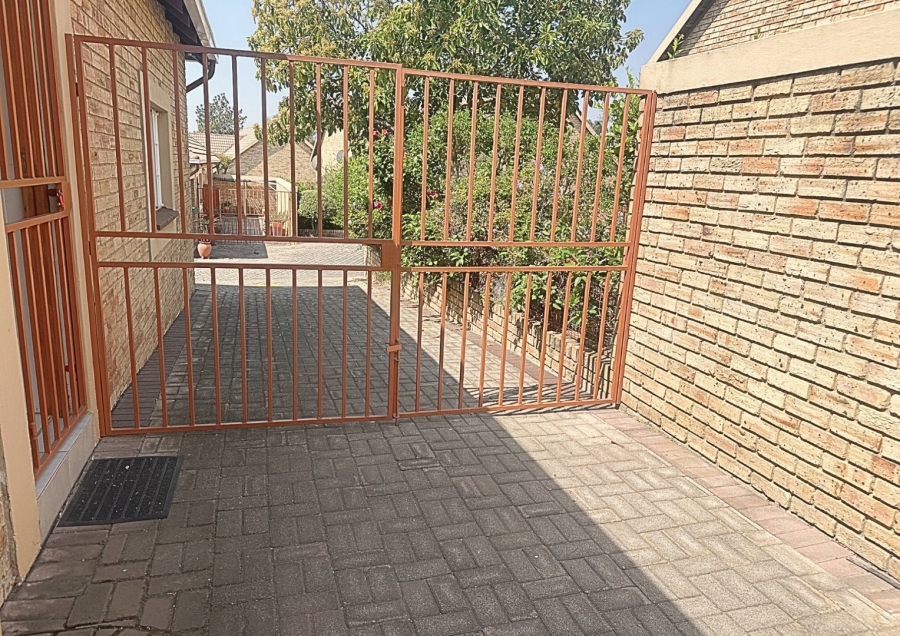 2 Bedroom Property for Sale in Honeydew Grove Gauteng